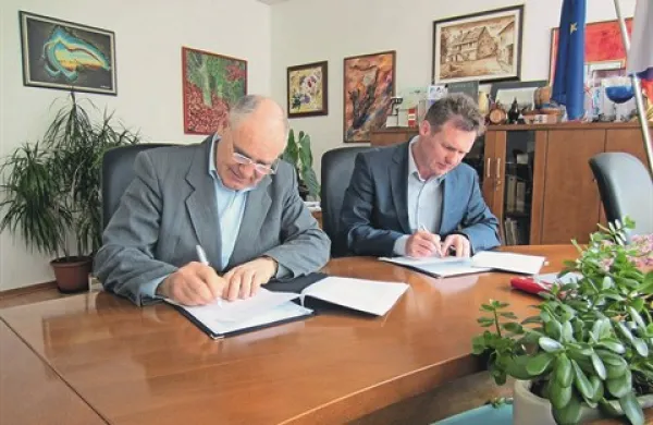 Včeraj je divaški župan Drago Božac (levo) z izvajalcem podpisal pogodbo za obnovo stare šole, vredno skoraj 400.000 evrov