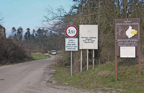 Občina Postojna prometnega znaka z omejitvijo prometa za (vojaška) vozila s skupno težo nad 3,5 tone ne namerava umakniti  