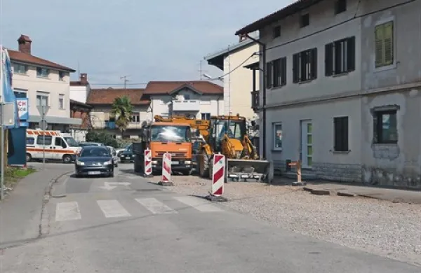 Delavci zamenjujejo vso infrastrukturo, del površin bo tlakovan