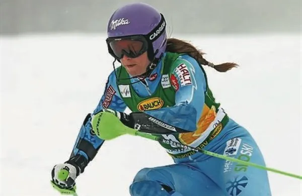 Slovenska smučarka Tina Maze je po prvi vožnji drugega veleslaloma za svetovni pokal v švedskem Aareju na tretjem mestu