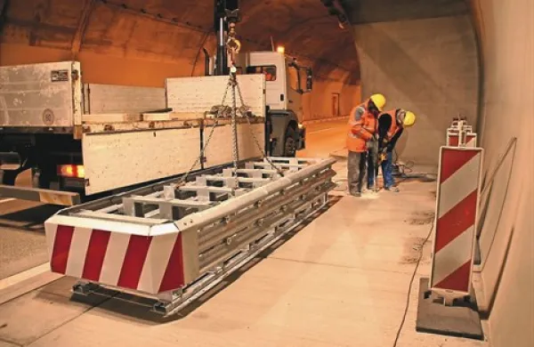 Štirimetrski naletni mehovi varujejo že skoraj vse odstavne niše v naših avtocestnih predorih
