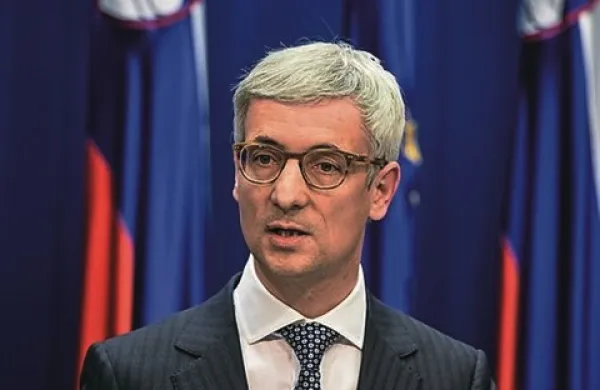 Med prioritetami ministrstva za izobraževanje, znanost in šport sta nadaljevanje boja proti fiktivnim vpisom in digitalizacija šolskega prostora, je na današnji novinarski konferenci poudaril minister Jernej Pikalo