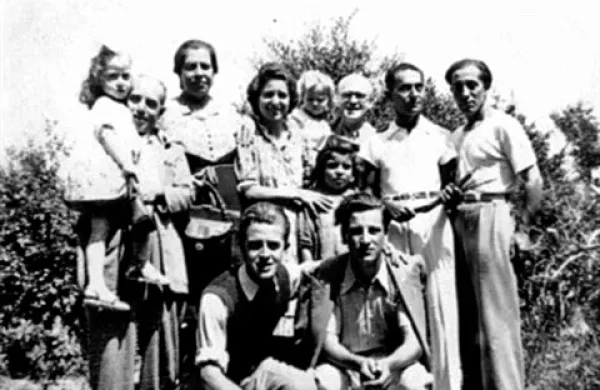 Skupina internirancev poleti 1942 v Montecalvo Irpino.  Josip Kravos - Jofež stoji (tretji z desne, v naročju drži hčer Alenko, zraven njiju  je žena Frazi.