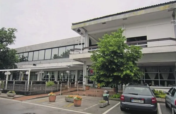 Konjereja v Lipici ne more delovati brez hotelsko-gostinskega dela, se poleg države strinja večina akterjev. Vendar se nekateri tudi bojijo, da bi se s propadom slednjega hitreje odprla  vrata apetitom po nakupu javnega zavoda  Kobilarne Lipica
