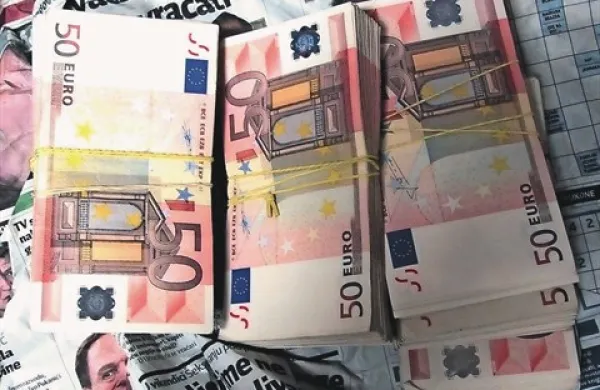 Obtožena je denar  z računa dveh srednjih šol prenakazala na svoj račun. Po sodbi ga mora vrniti v petih letih. 