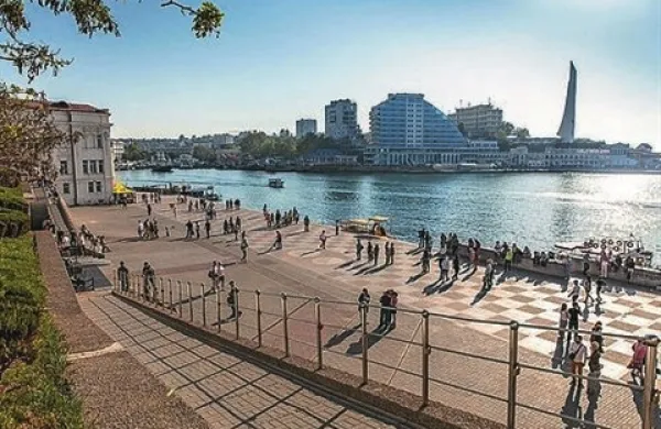 Opozorilni streli so vojaške opazovalce Organizacije za varnost in sodelovanje v Evropi (Ovse) danes odvrnili od vstopa na ukrajinski polotok Krim