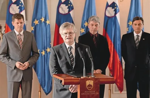 Novi senat KPK. Za govornico je Boris Štefanec, za njim na levi Jurij Ferme,  ob Borutu Pahorju pa Darko Stare. 