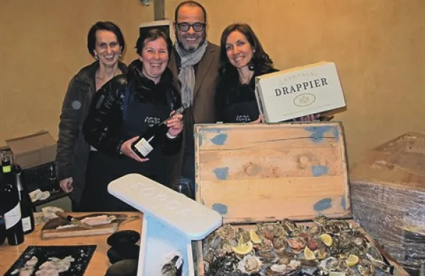 Šampanjec, brancine in ostrige so v Šlovrencu predstavili (z leve) Katja Kabaj Morel, Špela Marinko, Jean Michel Morel in Irena Fonda