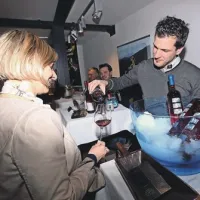  Peter Stegovec iz kleti Sveti Martin v Vipavski dolini je v Casi Veneziana svoj rose ponudil tudi gostiteljema, Alji Stadina Jerkovič  in Zlatku Jerkoviču 