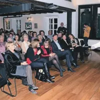 Andrea Flego je v Manziolijevi palači v Izoli  dražil vina, ki jih je izbrala damska žirija