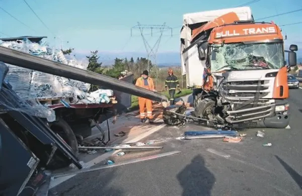 ... romunski tovornjak pri Razdrtem pa je obstal za prikolico, ki jo je uničil ob trku