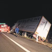 Italijanski tovornjak je pri počivališču Povir le za las obstal na kolesih ...
