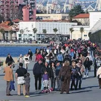 Spomladanske temperature so na priljubljeno koprsko sprehajališče pritegnile številne obiskovalce
