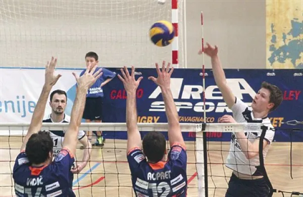 Salonitov Jure Okroglič (desno) je bil že kot kadetski reprezentant med nosilci igre