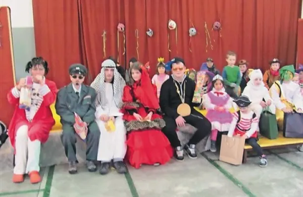 Nagradili so otro&scaron;ke maske