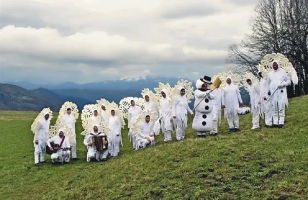 Snežinke so zaplesale po hribih in dolinah