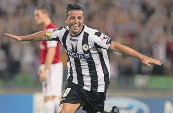 Napadalec Udineseja Antonio Di Natale je zadetkom pokopal Milanove upe 