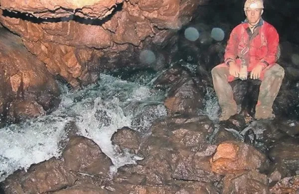Ena od jam na Gropajski gmajni, skozi katere teče podzemna Reka, so tudi Kanjaduce. Za ta dokaz so se morali jamarji prebiti tristo metrov globoko.
