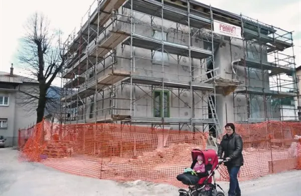 Tolminska občina bo sama založila denar za prenovo objekta v Brunovem drevoredu, da bodo le čim prej uredili občinska stanovanja za družine, ki nestrpno čakajo 