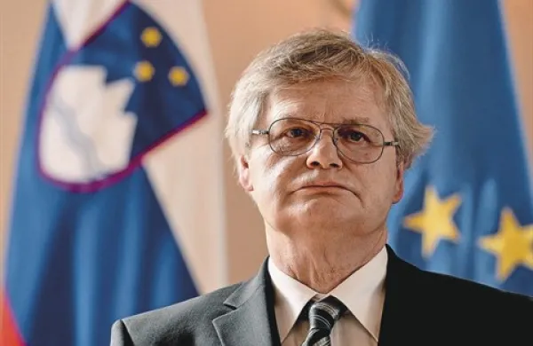V PS ob novici, da je bil novi predsednik KPK Boris Štefanec še dan pred imenovanjem njihov član, navajajo, da ne zakon ne ustava pri kandidiranju v senat KPK ne prepovedujeta članstva v politični stranki