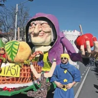 Openci, ki so bili lanski zmagovalci med vozovi, so letos zasedli drugo mesto med vozovi s sodobno verzijo pravljice o Trnuljčici in hudobni čarovnici, ki jo je spremljalo kar sto brezposelnih palčkov