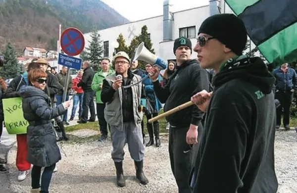 Na shodu v podporo zasavskim rudarjem se je zbralo okrog 150 podpornikov iz Zasavja. Podpornikom se je zahvalil predsednik stavkovnega odbora rudnika Anton Lisec.