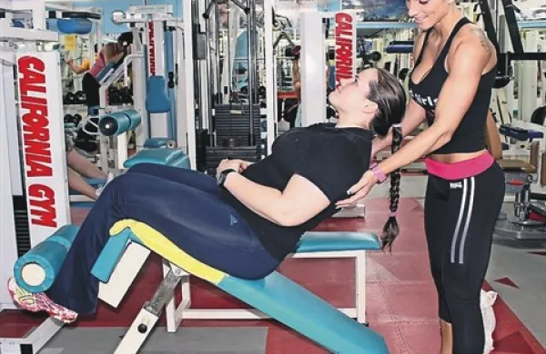 Trenerka Karin Babič opozarja Sabine Ferran, kolikšen mora biti naklon pri tej vaji 