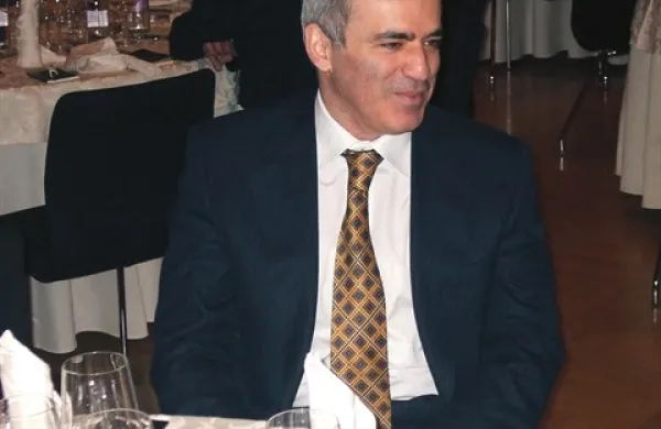 Gari Kasparov je bil večkrat v Sloveniji, nastopil pa je le enkrat. Leta 1995 je za sarajevsko Bosno igral na evropskem klubskem prvenstvu. Fotografija je s Telekomovega srečanja leta 2008 v Ljubljani, kjer je Kasparov predaval o družbeni prihodnosti