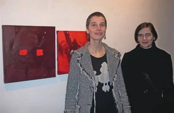 Akademska slikarka Nina Slejko Blom (na fotografiji levo) in kustosinja Mojca Grmek na petkovi otvoritvi razstave v Hiši kulture v Pivki.