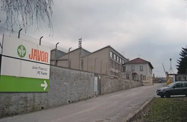 Z likvidacijo matične družbe Javor Pivka sta naprodaj njena lastniška deleža v Javor Furnirju v Prestranku (na fotografiji) in v Javorjevih Opažnih ploščah na Belskem pri Postojni ter z njimi vse pripadajoče nepremičnine ter zemljišča