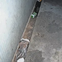 Ko podhod ob nalivih zalije voda, po zamašenih odtokih plava vsakovrstna embalaža 