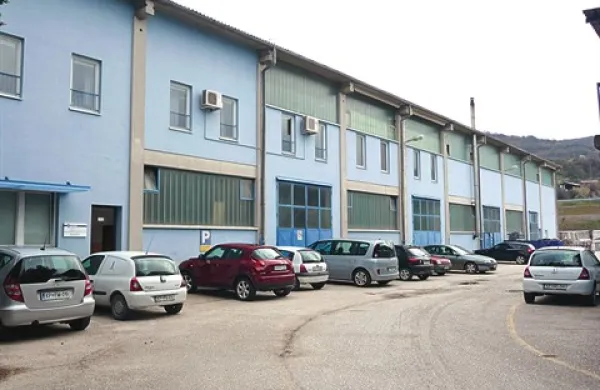 Hale, v kateri deluje Stavbenik-servisne storitve, novo krožišče ne bo povozilo 