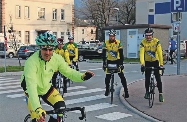 Za pomoč manj srečnim otrokom so pritisnili na pedale