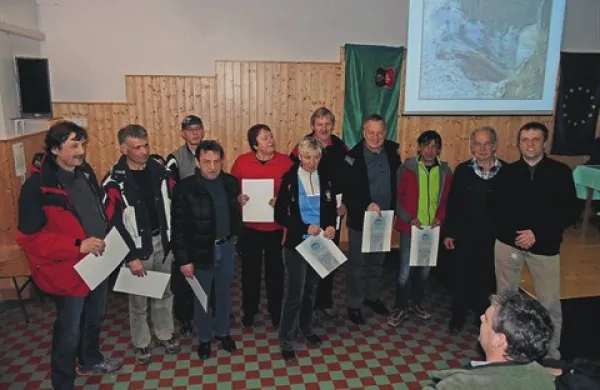Planinsko društvo Podbrdo je na volilnem občnem zboru na  Grahovem ob Bači ugotovilo, da so lansko planinsko sezono s  preko 2000 prostovoljnimi delovnimi urami uspešno prebrodili