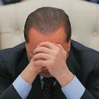  Nekdanji italijanski premier Silvio Berlusconi  je s svojim petjem zabaval potnike na turističnih križarkah