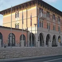 Na Občini Ilirska Bistrica (na fotografiji občinska stavba) so po nareku župana Emila Rojca prirejali pogoje in namerno zniževali standarde na javnih razpisih za prosta delovna mesta v bistriški občinski upravi. Kandidate pa so nato izbirali na podlagi