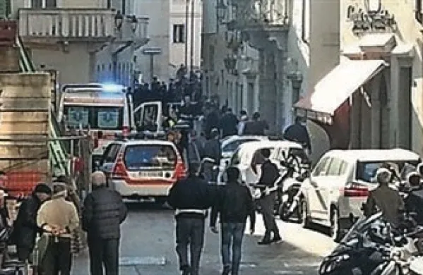 V Trstu  je 21-letni Afganistanec pred cerkvijo Rožnega venca večkrat ustrelil v zrak, nato pa si je pištolo nameril v glavo in sprožil