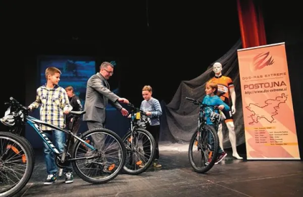  Štiri lična rekreativna kolesa so prejeli mladi kolesarji iz OŠ Pivka, Prestranek in obeh postojnskih osnovnih šol.