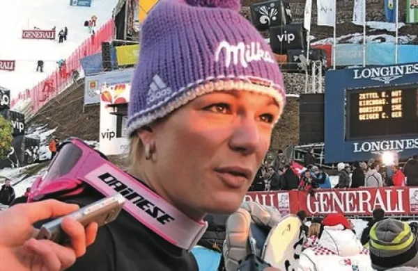  Sezona 2013/14 je po padcu na današnjem smuku v Lenzerheideju zaradi poškodbe rame in komolca končana za nemško alpsko smučarko Mario Höfl-Riesch