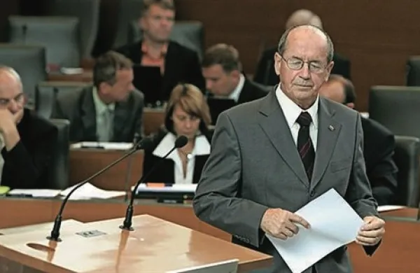 Tožilstvo je zoper moralnega teologa Ivana Štuheca in vidnega člana SDS Franceta Cukjatija (na fotografiji) zaradi izjav, ki sta jih dajala o delu Komisije za preprečevanje korupcije, vložilo zahtevo za preiskavo