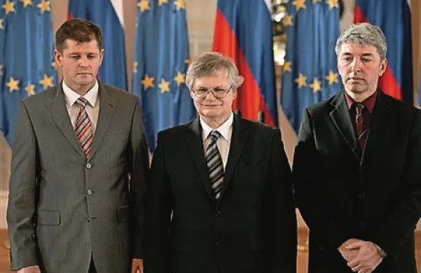 Novoimenovani predsednik Komisije za preprečevanje korupcije (KPK) Boris Štefanec (v sredini) je žalosten zaradi odstopa namestnikov