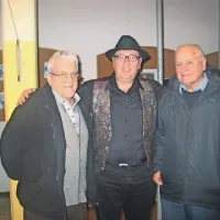 Ker  se   kitarski samouk Tone  Škrlj (s klobukom) ne spozna preveč na note, sta mu pri nastajanju zgoščenke priskočila na pomoč dva bistriška glasbenika, dva Dimitrija: Grlj (levo) in Bonano
