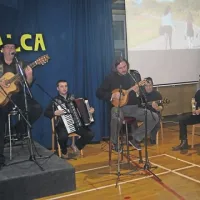 Na koncu uspelega koncerta se je Škrlju in njegovim romantikom  Deklevi, Penku in Ziccardiju pridružil še en  večno zeleni glasbeni romantik Simon Avsec (z mandolino),  član kultne pivške skupine Ana Pupedan    