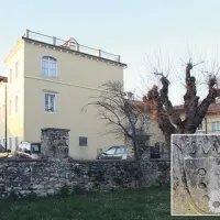 Domovanje Petačev v Sežani je bila stavba, znana kot Stari grad, o čemer  priča tudi grb Petačev (spodaj desno)