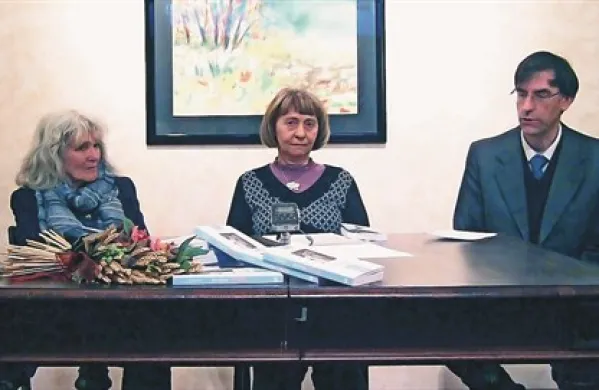 Marija Mercina (v sredini) na predstavitvi knjige v  Gorici. Ob njej Nadja Velušček, Marko Tavčar.
