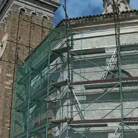 V teh dneh je krstilnica sv. Janeza Krstnika nad Piranom odeta z gradbenim odrom