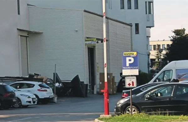 Prostor ob skladiščnih vratih Lesnine je danes zaprt za nepovabljene nočne obiskovalce