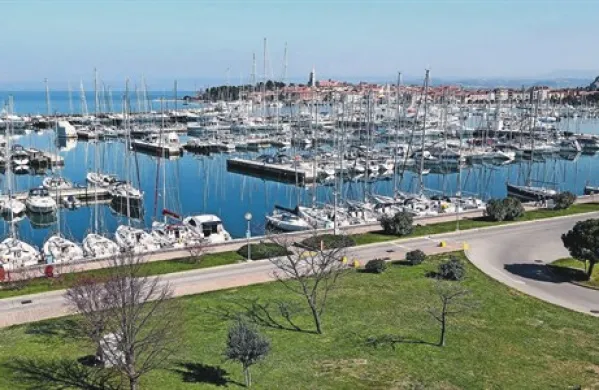 Izolska marina je bila zadnja leta polna, zdaj  ima po Galassijevih navedbah 140 prostih  mest. S pomolom B jo bodo povečali za  180 privezov.
