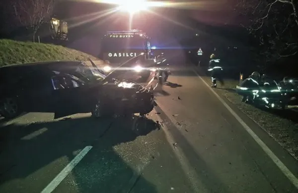 Za razbito vozilo pri Žagi so poskrbeli bovški gasilci