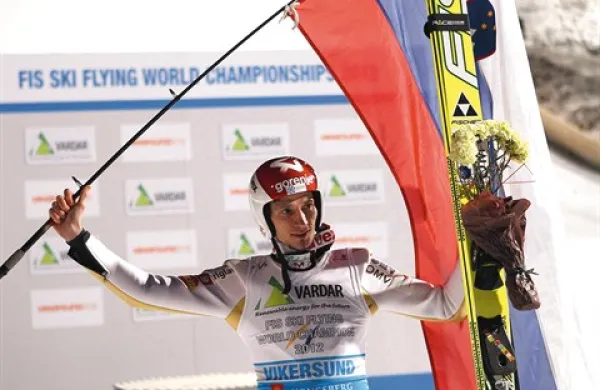 Robert Kranjec je konec februarja 2012 proslavil naslov svetovnega prvaka